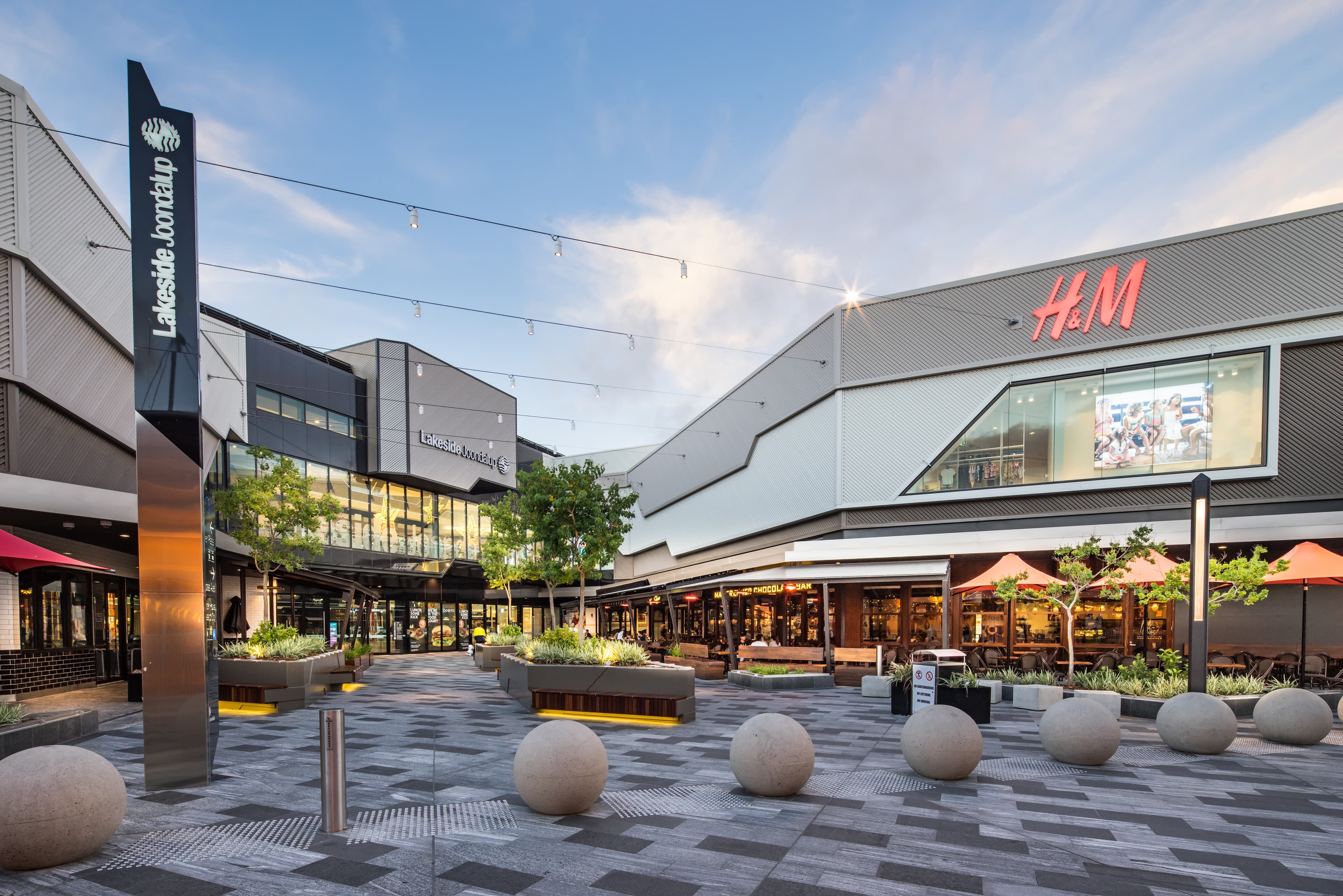 Open plan alfresco shopping centre entrance with planter boxes